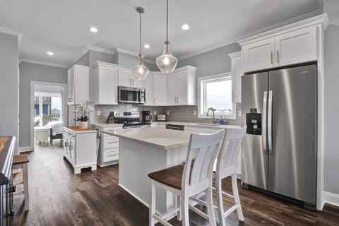 Beautiful open spaces with additional island seating for four