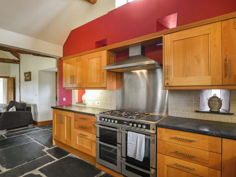 Kitchen | Y Dderwen, Penybontfawr