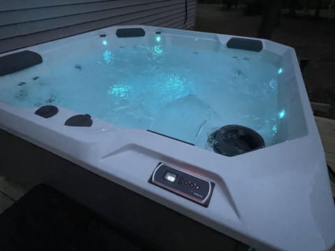 6 people hot tub