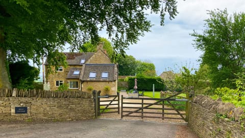 Bill's Cottage is the epitome of rural country living, set in a sleepy Cotswold village but just a stone's throw from historic market town, Northleach.