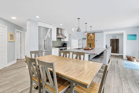 9 Flamingo | Dining Table