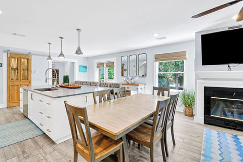 9 Flamingo | Dining Table