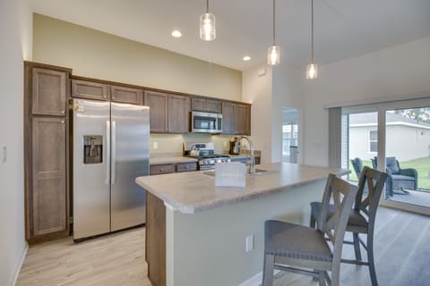 Kitchen | Dishwasher | Cooking Basics | Coffee Maker | Island w/ Seating