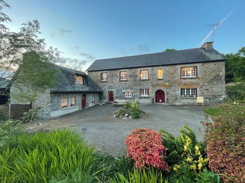 Farmhouse and its cottage