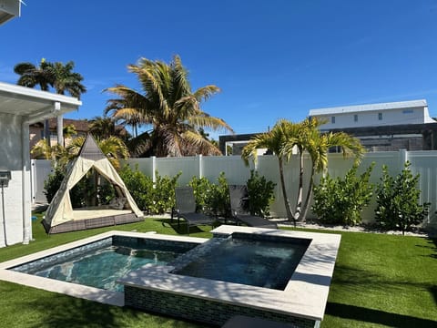 Sunbed, loungers and heated pool/spa! Sun Lovers dream yard!