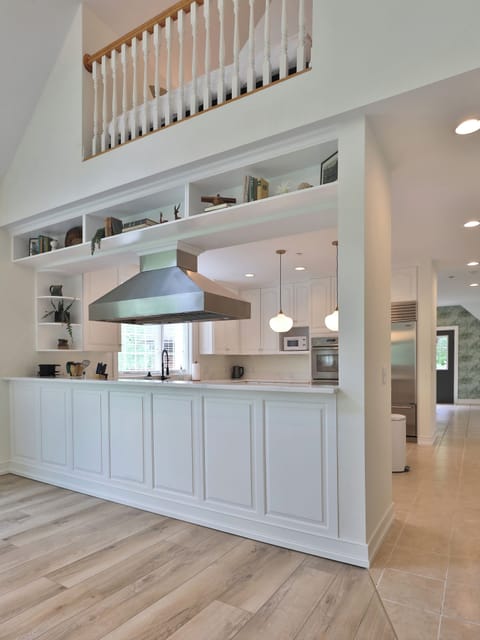 Open kitchen on main floor (no stairs)