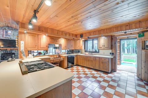 Kitchen | Cooking Basics | Commercial Stove | Coffee Maker | Toaster | 1st Floor