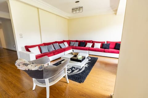 Cozy corners and big charm - find comfort in every inch of this stylish living room retreat.