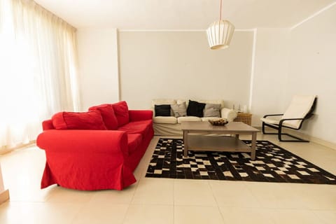 Bright living room that brings out the color