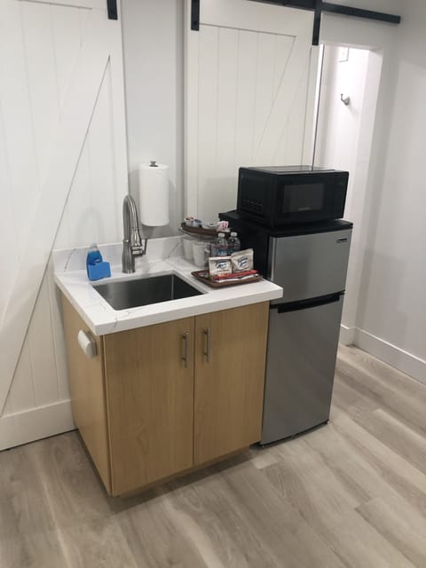 Kitchenette with sink, fridge/freezer and microwave.