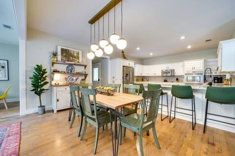 Dining Area | Dishware & Flatware Provided