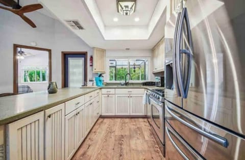 Look @ this spectacular kitchen
Stainless steel appliances, custom cabinets, etc