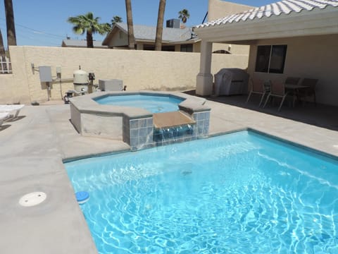 Sit is the spa with bubbles in summer and watch beautiful Havasu Sunset's. Heatable from November through May with Natural gas