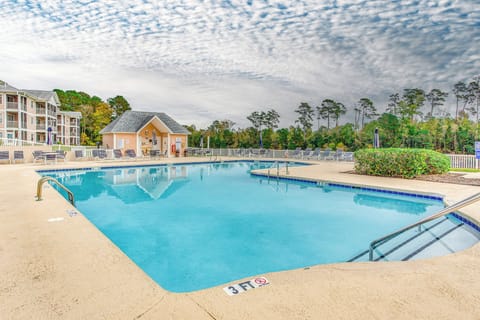 Community Amenities | Outdoor Pool & Hot Tub