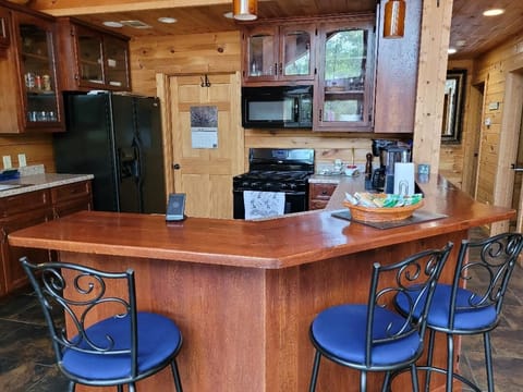 Stove, micro, eat at breakfast bar