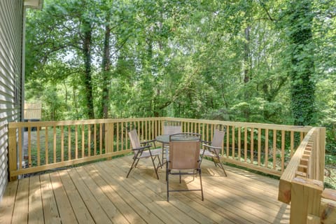 Seneca Vacation Rental | 3BR | 2.5BA | 1,500 Sq Ft | Stairs Required
