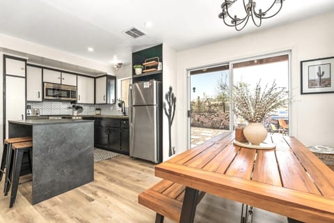 Come together for meals in the trendy dining corner, complete with a large sliding door that offers breathtaking desert and mountain views.