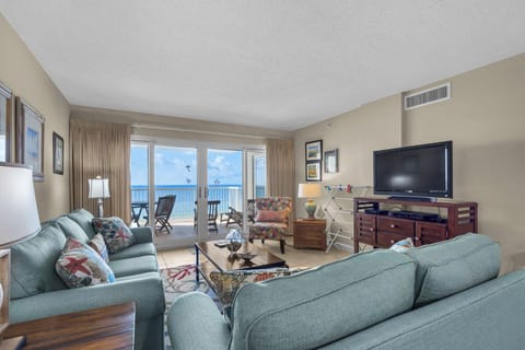 Living Area w/Beachfront View