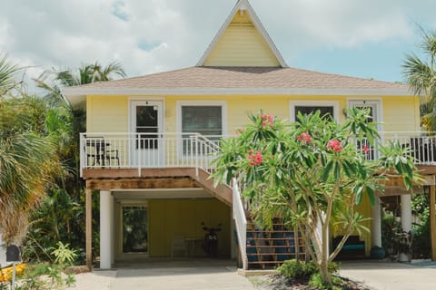 Welcome to Beach Bungalow Jut  a few properties away from the beach