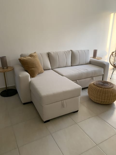 850 sq feet of uncluttered living space 