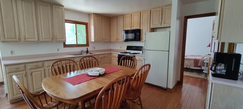 Table expands to seat 10