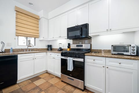 Kitchen. Fully equipped with appliances and dishware.
