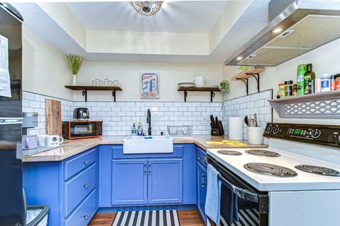 Our little cute kitchen has been remodeled with all the retro vibes in mind! I hope you enjoy it as much as I do :)