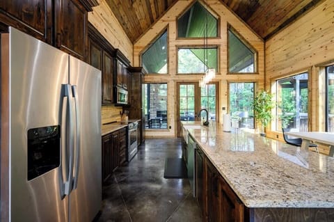 The kitchen comes with brand new appliances and is fully stocked with all you may need for cooking!
| Stillwater Creek by Boutiq Luxury Vacation Rentals | Broken Bow, Oklahoma