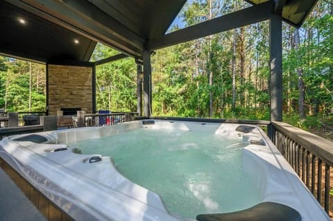 Soak to your hearts content in this luxury hot tub built on top of an excellent deck located right outside the back door!
| Stillwater Creek by Boutiq Luxury Vacation Rentals | Broken Bow, Oklahoma