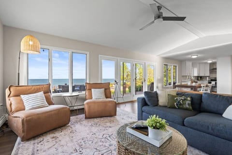 Cozy living room to relax with friends and family!