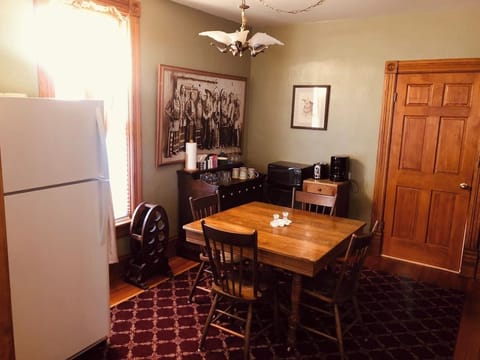 Breakfast Bar/Dining Area