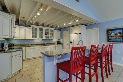 2 Sandpiper - Kitchen Bar