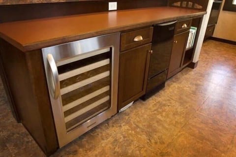 Beverage refrigerator and ice