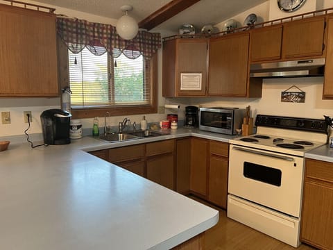 Fully equipped kitchen overlooking the beautiful Range Line Lake!