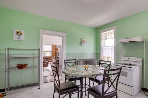 Dining Area | Dishware/Flatware Provided