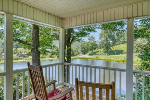 Very peaceful and stunning views!! This home was very clean and spacious Susanne