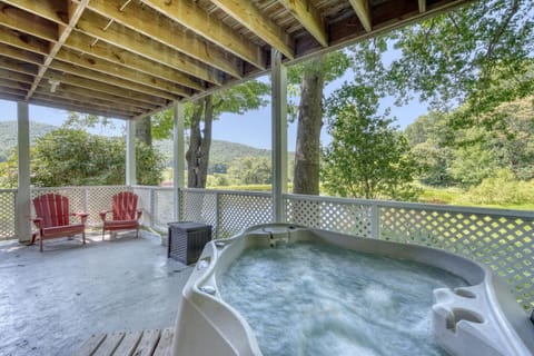 "This place is nice for a weekend getaway. Laid back nice hot tub." -Jenille