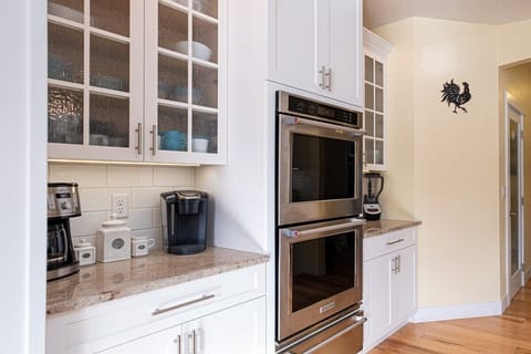 Double ovens perfect for feeding a large group, coffee bar and cocktail station to either side