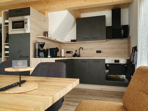 Keuken, gezien vanaf de eethoek 