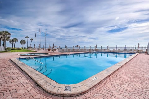 Daytona Beach Vacation Rental | Studio | 1BA | Elevator Access | 400 Sq Ft