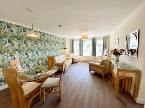 Spacious living room - Ockendon House Apartment B