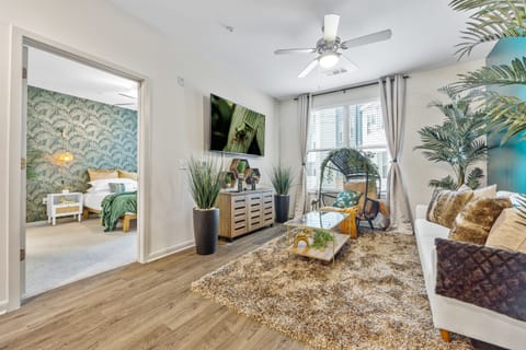"Jungle on the Square" 1 King Bedroom Themed Lux Apartment.
