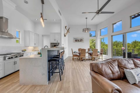 Open Floor Plan Living, Dining and Kitchen Area