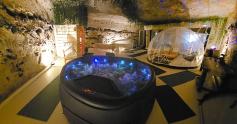 Indoor spa tub
