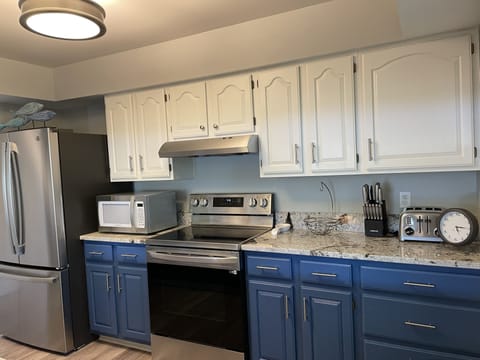 Another view in the kitchen...