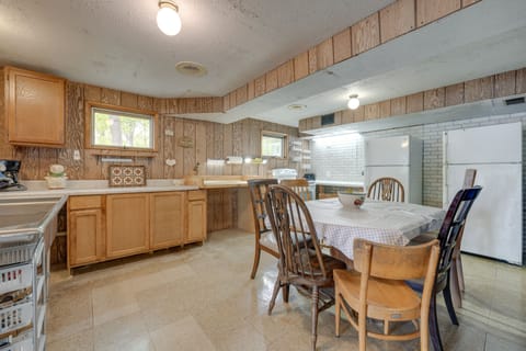 Dining Area | Dishware & Flatware Provided