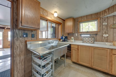 Kitchen | Trash Bags & Paper Towels Provided