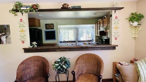 Large opening to the kitchen