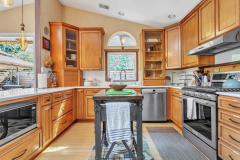 Large sink and plenty of counter space. 