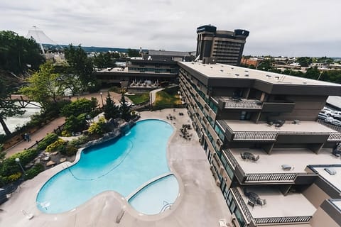 Outdoor pool (seasonal)